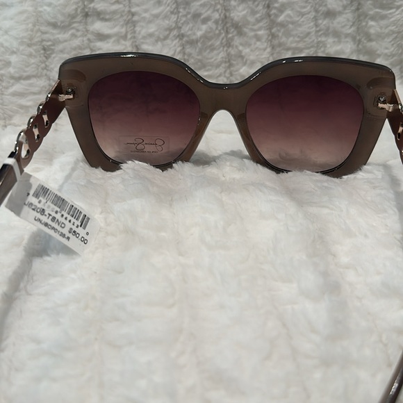 JESSICA SIMPSON 100% UV Absorptive Brown Lens Sun glasses with Goldtone handles. - Picture 3 of 7